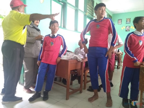 Sejumlah siswa di Jombang terlihat mengenakan seragam cingkrang pemberian Pemkab Jombang. (Foto : Adi Rosul / JombangTIMES)