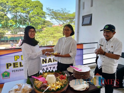 Direktur PD BPR Tugu Artha, Nyimas Nunin Anisah saat melakukan pembukaan kegiatan bersama perwakilan Dinas Perdagangan (istimewa)