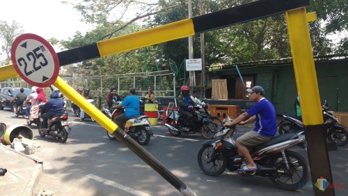 Portal Jembatan Muharto yang alami kerusakan lantaran diterobos pengendara (Pipit Anggraeni/MalangTIMES).