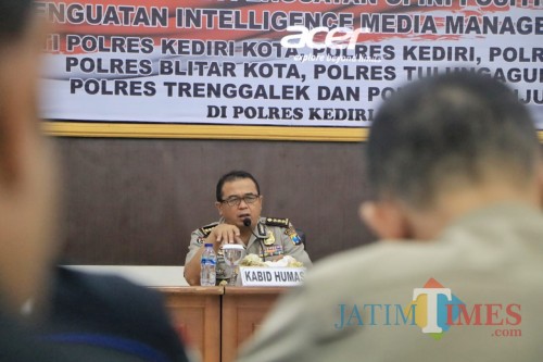 Kabid Humas Polda Jatim Kombespol Frans Barung Mangera saat membuka acara di Mapolresta Kediri. (eko Arif s /JatimTimes)