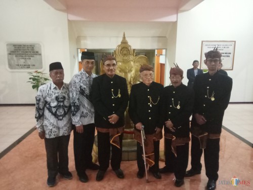 Rektor Unikama, Dr. Pieter Sahertian (tiga dari kiri) dan Ketua PPLPPTPGRI Drs. H. Soedja'i (tiga dari kiri)(Anggara Sudiongko/MalangTIMES)