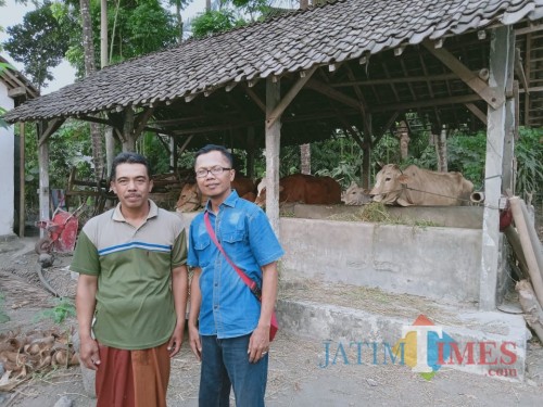 Ketua Kelompok Tani Petani Abadi Dusun Salam Ali Yasa bersama Isnawan selaku PPL wilayah setempat.(Foto : Aunur Rofiq/BlitarTIMES)