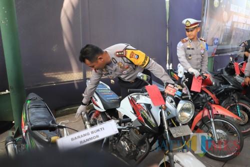 Operasi Zebra Semeru 2019, Polres Kediri mencatat 3.205 pelanggaran. (Foto: Bambang Setioko/JatimTIMES)