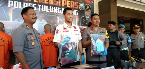 Kapolres Tulungagung, AKBP Eva Guna Pandia, paling kiri saat release pencabulan dan persetubuhan anak di bawah umur (foto : Joko Pramono/jatim Times)