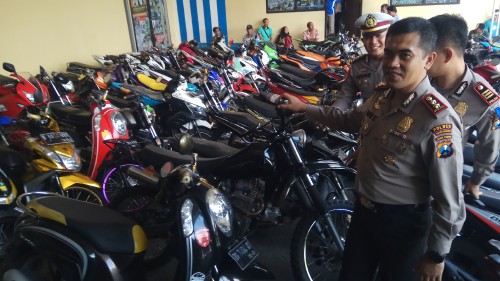 Kapolres Banyuwangi AKBP Taufik Herdiansyah Zeinardi menunjukkan motor hasil sitaan selama operasi Zebra