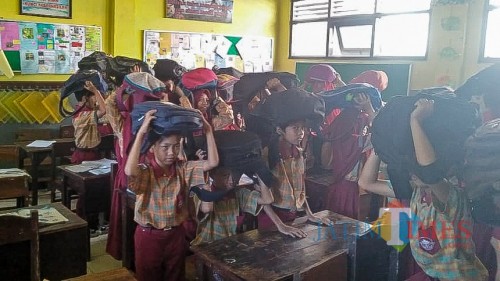 Suasana simulasi gempa di SDN Penanggungan Malang. (Foto: Imarotul Izzah/MalangTIMES)