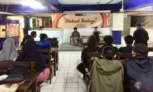 Suasana Himpunan Mahasiswa Prodi Dosen Pendidikan Bahasa dan Sastra Indonesia PBSI-Fakultas Keguruan dan Ilmu Pendidikan (FKIP) Universitas Islam (Unisma) Malang Diskusi Budaya ‘Psikologi dan Seni’ di Coffee Times, Terminal Kopi Malang, Kamis (7/11/2019) (Foto : Irsya Richa/MalangTIMES)