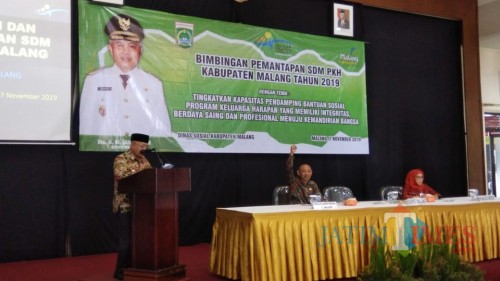 Bupati Malang HM. Sanusi saat memberikan sambutan dalam agenda pelatihan peningkatan kapasitas SDM pendamping PKH. (Foto : Ashaq Lupito / MalangTIMES)