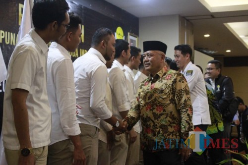 Bupati Malang, HM. Sanusi saat memberi selamat usai pelantikan HIPMI Kabupaten Malang (HIPMI Kabupaten Malang for MalangTIMES)