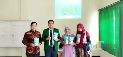 Daimil Asfa bersama Wakil Rektor III Bidang Kemahasiswaan Hery S. dan dosen Fakultas Ekonomi Unisba Blitar.