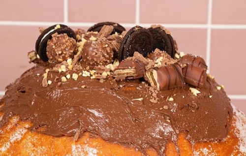Donat raksasa dengan beragam topping. (Foto: istimewa)