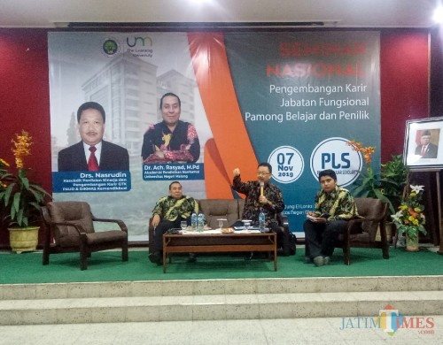 (kiri ke kanan) Akademisi Pendidikan Nonformal UM Ach Rasyad dan Kasubdit Penilaian Kinerja dan Pengembangan Karir GTK PAUD dan DIKMAS Kemendikbud Nasrudin. (Foto: Imarotul Izzah/MalangTIMES)
