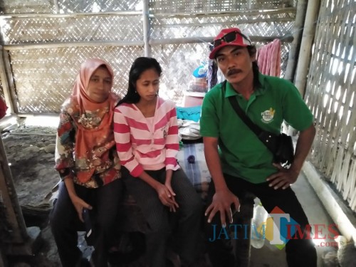 M. Ali Ridho dari Komunitas Askal ketika berada di rumah Siti (Foto : Moch. R. Abdul Fatah / Jatim TIMES)