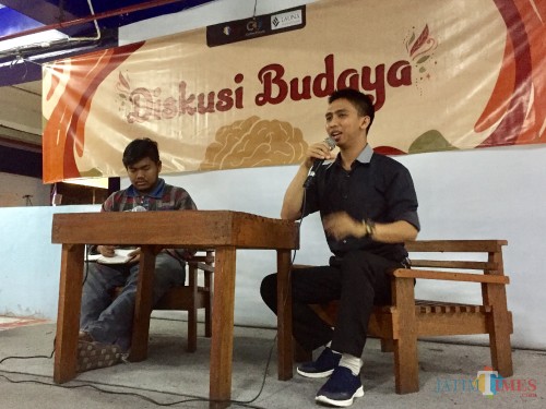 Dosen Pendidikan Bahasa dan Sastra Indonesia PBSI-Fakultas Keguruan dan Ilmu Pendidikan (FKIP) Unisma Malang, Khoirul Muttaqin saat menyampaikan dalam Diskusi Budaya ‘Psikologi dan Seni’ di Coffee Times, Kamis (7/11/2019). (Foto: Irsya Richa/MalangTIMES)