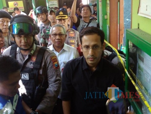 Mendikbud saat mengunjungi SDN Gnetong