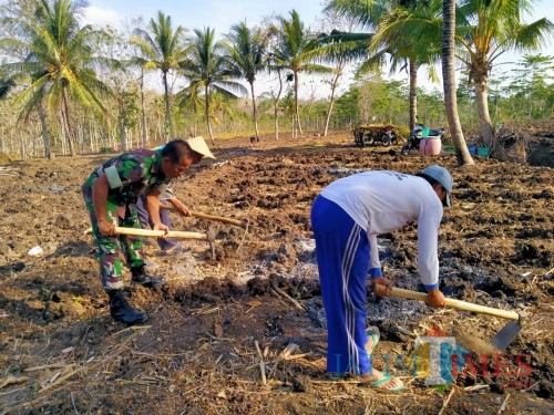 Serka Moch Nadjib mendampingi petani Desa Panggungrejo