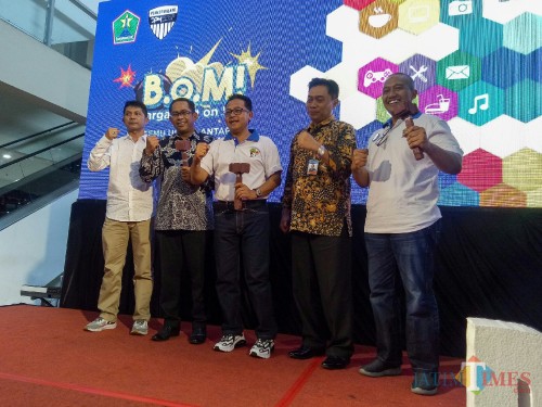 Wali Kota Malang Sutiaji (tengah), Kepala DPMPTSP Kota Malang, Erik Setyo Santoso (paling kanan) dalam pembukaan gelaran BOM. (Foto: Imarotul Izzah/MalangTIMES)