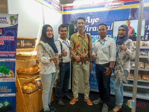 Endow Firza Ediwindra, selaku Development Manager Indomaret Cabang Malang (tengah) beserta jajaran. (Foto: Imarotul Izzah/MalangTIMES)