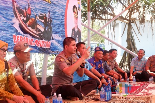 Kapolres Jember AKBP. Alfian Nurrizal saat bertemu dengan nelayan di Puger (foto : R Ulum / JatimTIMES)