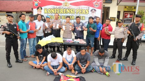 Kelima pelaku penipuan uang ratusan juta diringkus Polres Blitar Kota