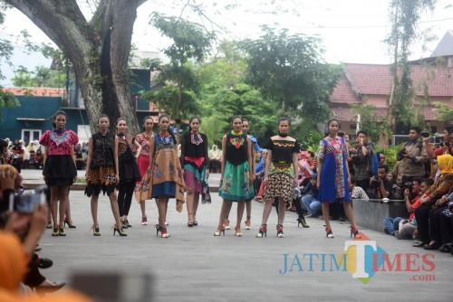 Para model saat melenggak lenggok dalam event Dhoho Street Fashion ke 4 para tahun lalu. (ist)