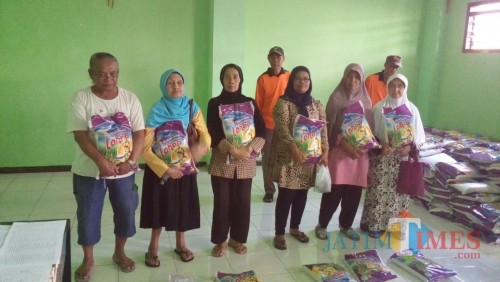 Para penerima rasda yang diberikan oleh Dinsos di kelurahan-kelurahan di Kota Malang (Dinsos for MalangTIMES)