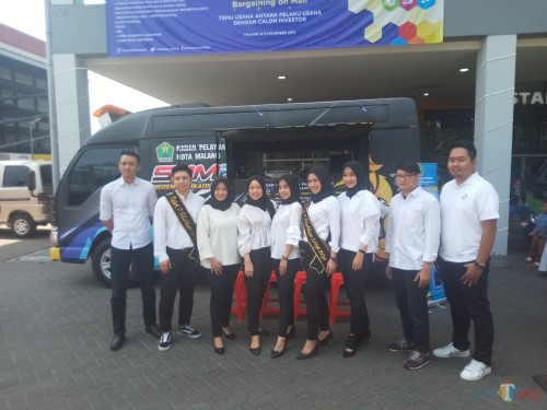 Staff BP2D membuka pelayanan di mal MCP dalam kegiatan Bargaining on Mall (BoM)(Anggara Sudiongko/MalangTIMES)