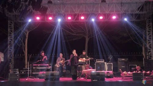 Penampilan musik keroncong membius para pengunjung Pekan Budaya Kabupaten Blitar.(Foto : Aunur Rofiq/BlitarTIMES)