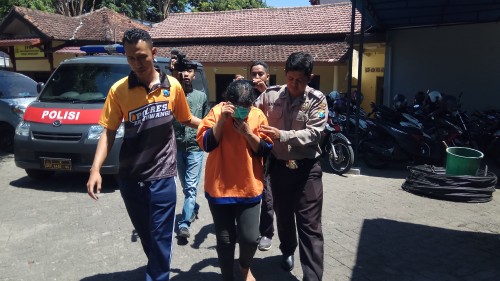Tersangka Hartatik digiring menuju ruang penyidik