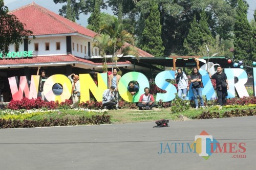 Sejumlah awak media yang mengabadikan serunya berada di Agro Wisata Wonosari (Foto : Moch. R. Abdul Fatah / Jatim TIMES)