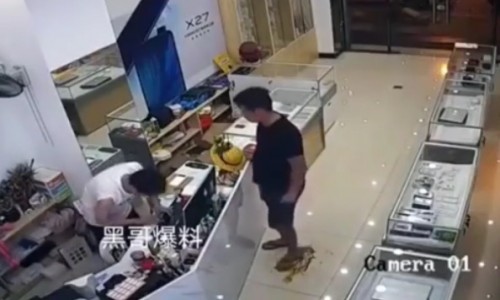Seorang pria mengeluarkan kotoran dari dalam celananya.
