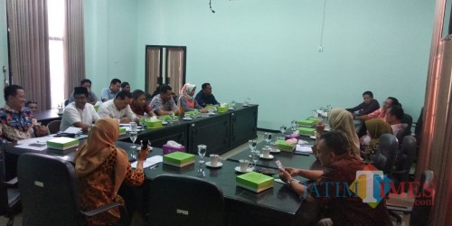 Suasana audiensi Komisi D DPRD Jombang dengan Disdikbud Jombang dan penyedia seragam. (Foto : Adi Rosul / JombangTIMES)