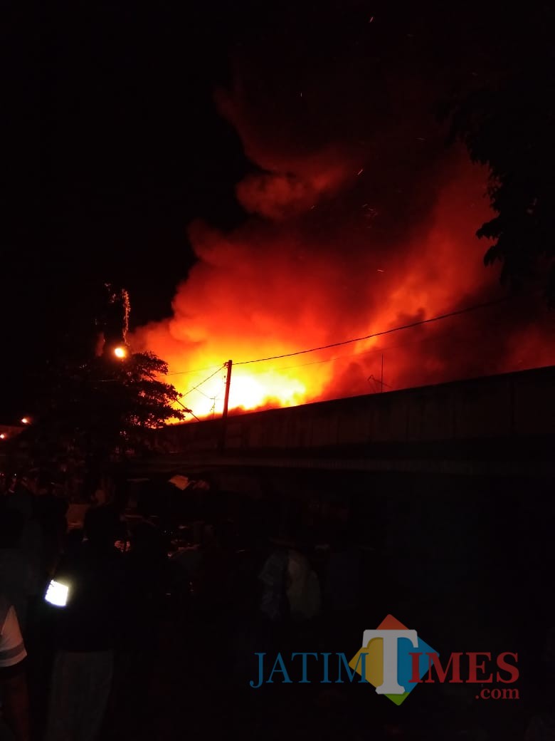 Tampak api membumbung ditengah pasar Ngunut yang terbakar / Foto : Eko / Tulungagung TIMES