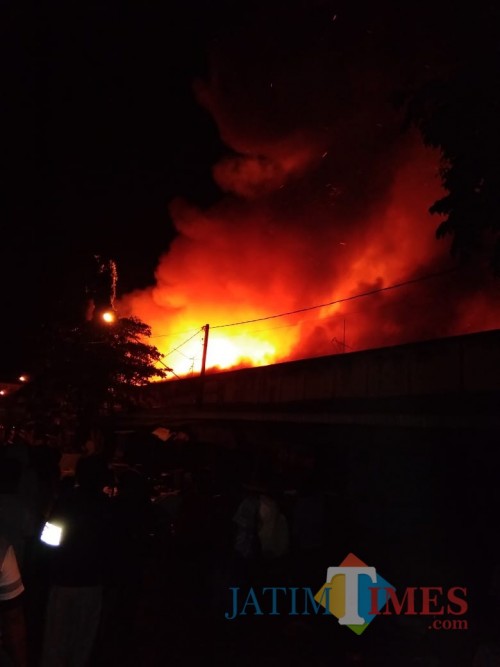 Tampak api membumbung ditengah pasar Ngunut yang terbakar / Foto : Eko / Tulungagung TIMES