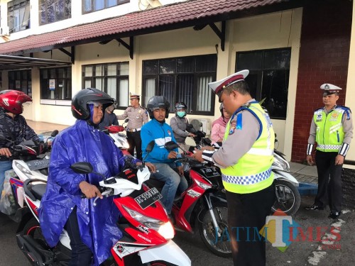 Petugas kepolisian saat melakukan razia terkait pengguna jalan yang melanggar lalu lintas (Foto : Dokumen MalangTIMES)