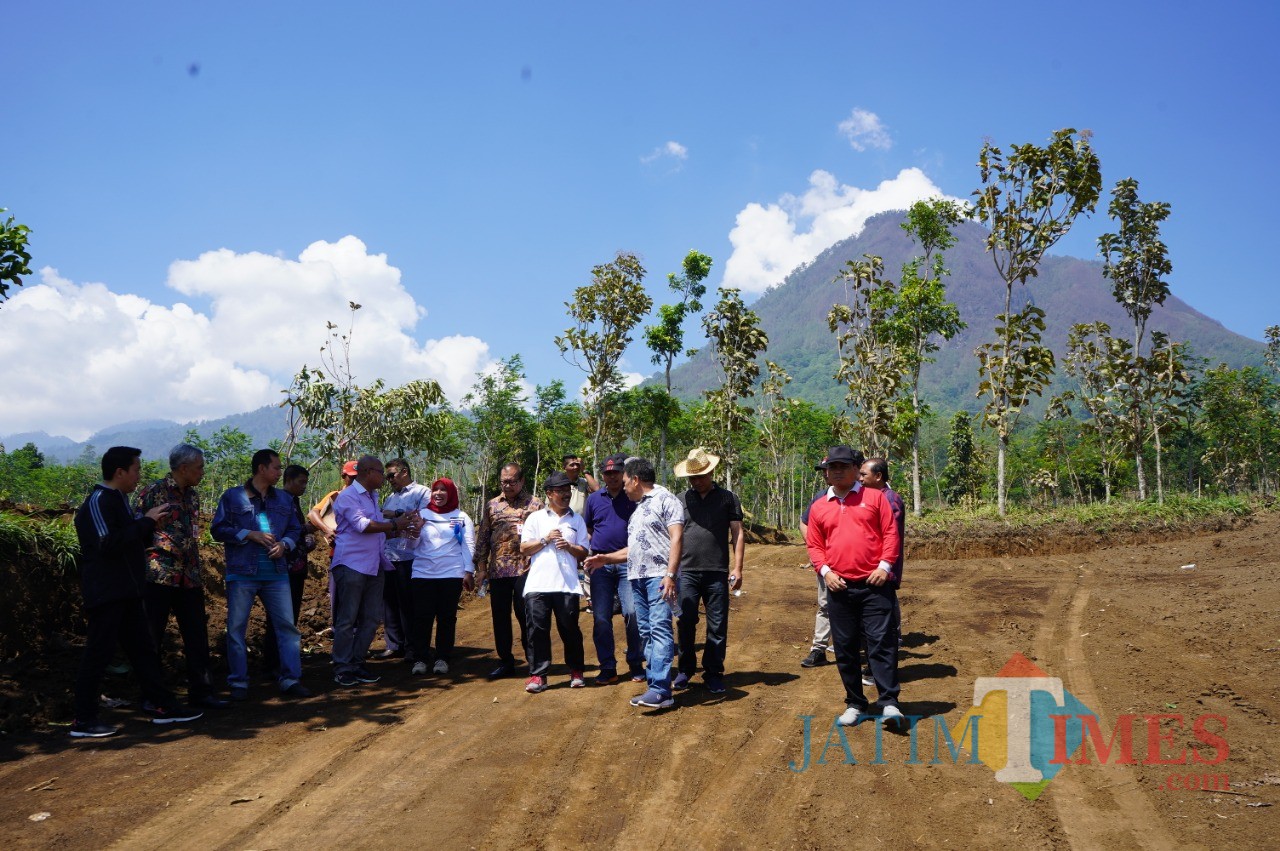 Wakil Wali Kota Batu Punjul Santoso bersama OPD, Pemdes saat mensurvei di Desa Oro-Oro Ombo, Kecamatan Batu.