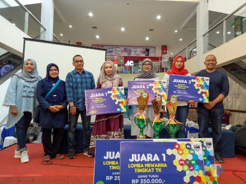 Kepala DPMPTSP Kota Malang Erik Setyo Santoso (paling kanan) dan Kabid Pengembangan Iklim Penanaman Modal DPMPTSP Kota Malang Sony Bachtiar (ketiga dari kiri) bersama para pemenang stan terbaik. (Foto: Imarotul Izzah/MalangTIMES)