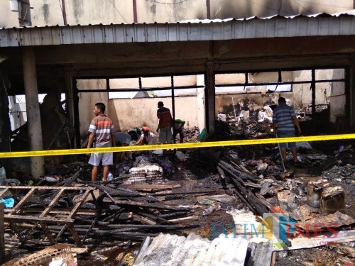 Beberapa pemilik kios sedang berupaya mencari sisa dagangan yang bisa diselamatkan pasca kebakaran / Foto : Eko / Tulungagung TIMES