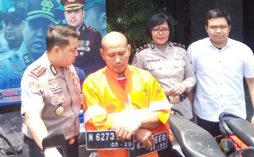 (Dari kiri) Kapolres Malang Kota AKBP Dony Alexander SIK MH, pelaku curanmor, Kasubag Humas Polres Malang Kota Ipda Ni Made Seruni Marhaeni, Kasat Reskrim Polres Malang Kota AKP Komang Yogi Arya W saat rilis kasus.(Anggara Sudiongko/MalangTIMES)