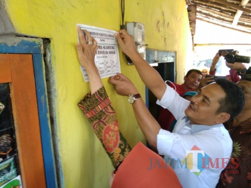 Bupati beserta Wakil Bupati Jombang saat menempelkan stiker penerima bansos di rumah KPM. (Foto : Adi Rosul / JombangTIMES)
