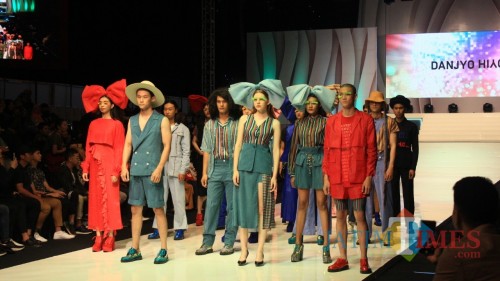 Busana Club Danjyo Hiyoji 18+ karya Danjyo Hiyoji di Malang Fashion Week, Sabtu malam (9/11) (Yogi Iqbal/MalangTIMES)