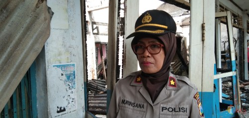 Kapolsek Ngunut, Kompol Siti Nurinsana di lokasi kebakaran (foto : Joko Pramono/ Jatim Times)
