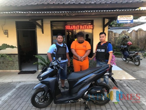 Tersangka Fahmi Wira Anggara (tengah) beserta barang hasil curian saat diamankan polisi. (Foto : Polsek Singosari for MalangTIMES)