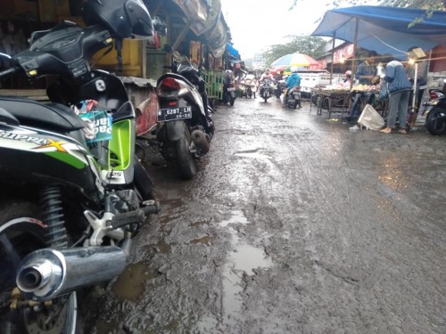 Jalan di Pasar Batu dipenuhi lumpur saat usai hujan. (Foto: istimewa)