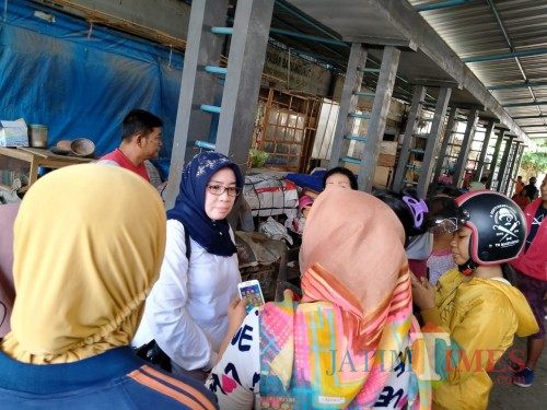 Kadisperindag dan Pasar Kabupaten Tulungagung saat mendengar keluhan pedagang Pasar Ngunut. (foto : Joko Pramono/Jatim Times)