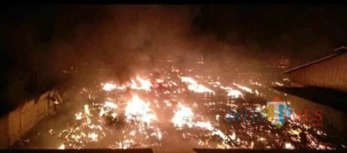 Pasar Ngunut saat api masih menyala. / Foto : Istimewa / Tulungagung TIMES