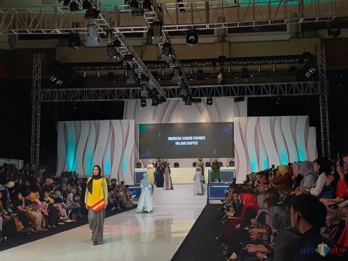 Fashion show dari Indonesian Fashion Chamber (IFC) Chapter Malang dalam gelaran Malamg Fashion Week, Sabtu malam (9/11) (Arifina Cahyanti Firdausi/MalangTIMES)