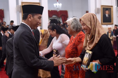 Presiden RI Joko Widodo ketika memberikan anugerah gelar pahlawan nasional.