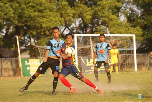 Striker Perseta, Bernike (11) berebut bola dengan pemain belakang PSIL, Chandra Tri (19) (foto : Joko Pramono/Jatim Times)