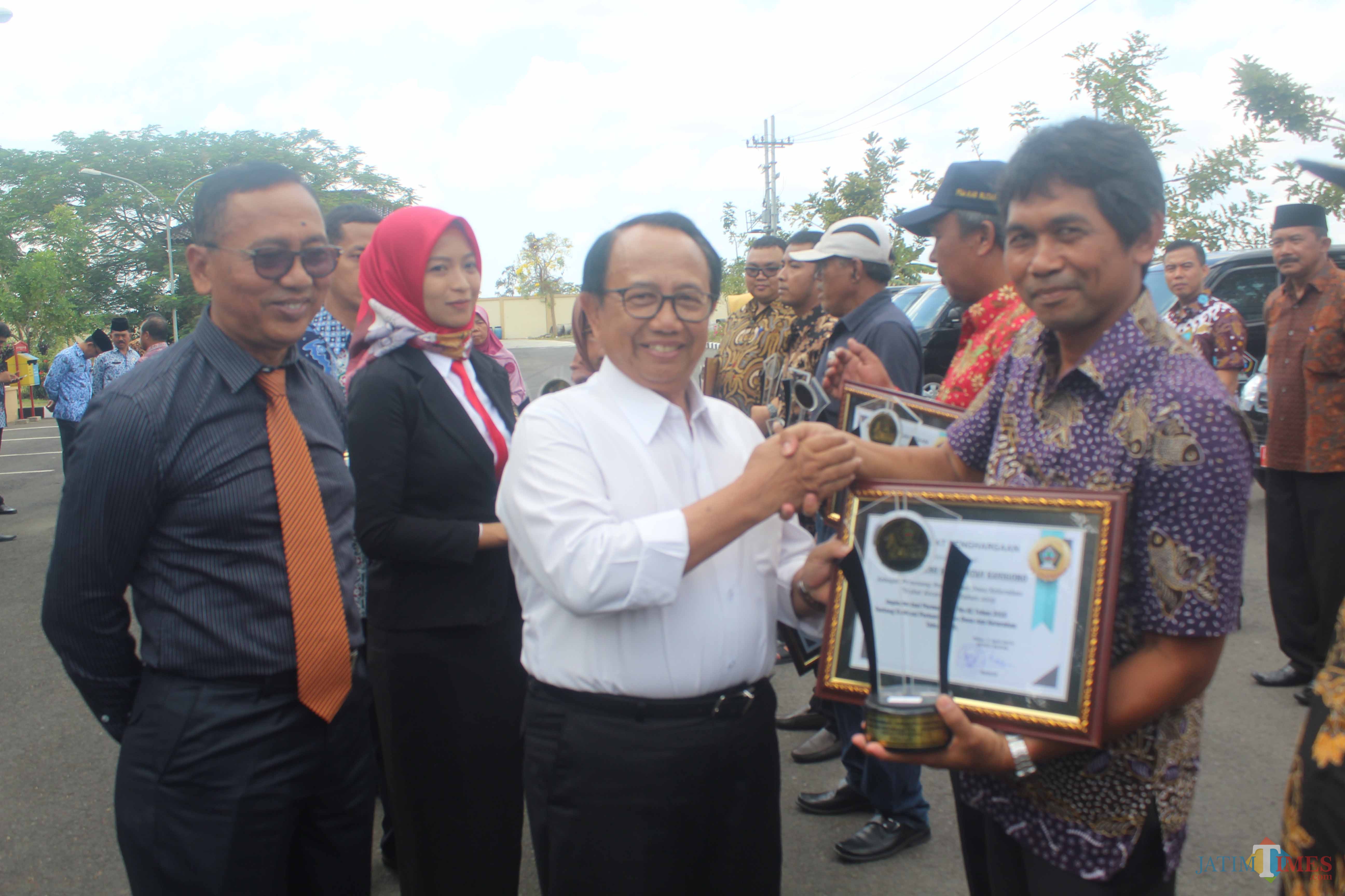 Bupati Blitar Rijanto menyerahkan hadiah lomba desa secara simbolik kepada Kades Gogodeso Choirul Anam (Foto: Aunur Rofiq/BlitarTIMES)